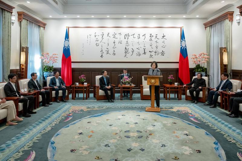 President Tsai delivers remarks at a meeting with Stanford University Professor Andrew Ng.