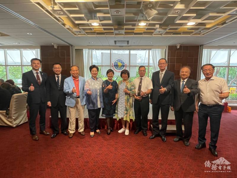 中南美洲臺灣商會聯合總會總會長陳淑芬（右5）、監事長林佑銘（左1）與主桌嘉賓合影留念
