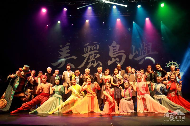 舞鈴劇場與貴賓合影留念(大會提供)
