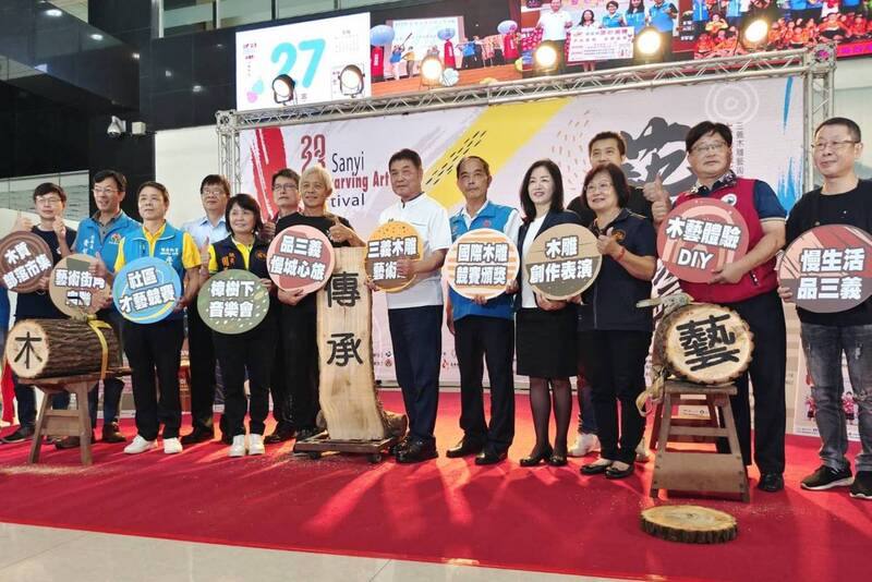 苗栗縣政府在縣府大廳舉辦記者會，宣傳2023三義木雕藝術節系列活動「木藝慢活嘉年華」，縣長鍾東錦（前右6）邀遊客造訪三義，享受以木雕為主題的文藝之旅。