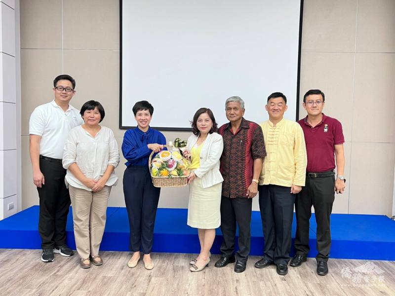 泰國-臺灣(BDI)科技學院董事長張玲琴致贈Thantida Wongprasong及隨行幹部禮品。