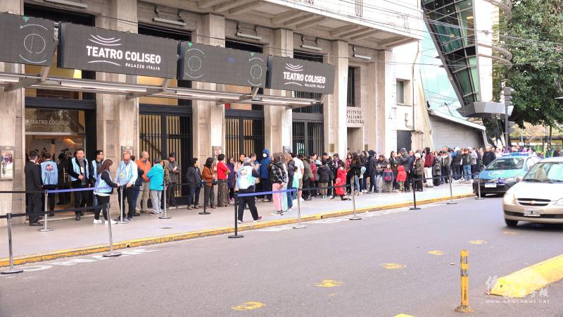 柯里西歐劇院(Teatro Coliseo )門口僑胞等候入場