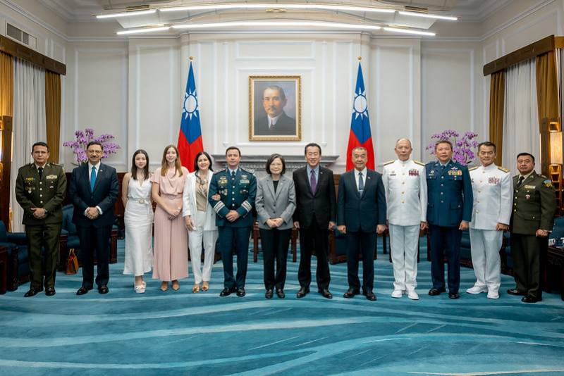 President Tsai poses for a photo with Minister of Defense Henry Yovani Reyes Chigua of the Republic of Guatemala and his wife.