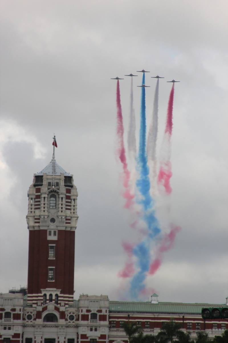 雙十國慶將至，國慶大會各參演單位緊鑼密鼓排練。國軍28日展開空中全兵力預演，AT-3戰機飛越總統府上空衝，施放藍、白、紅彩煙。
