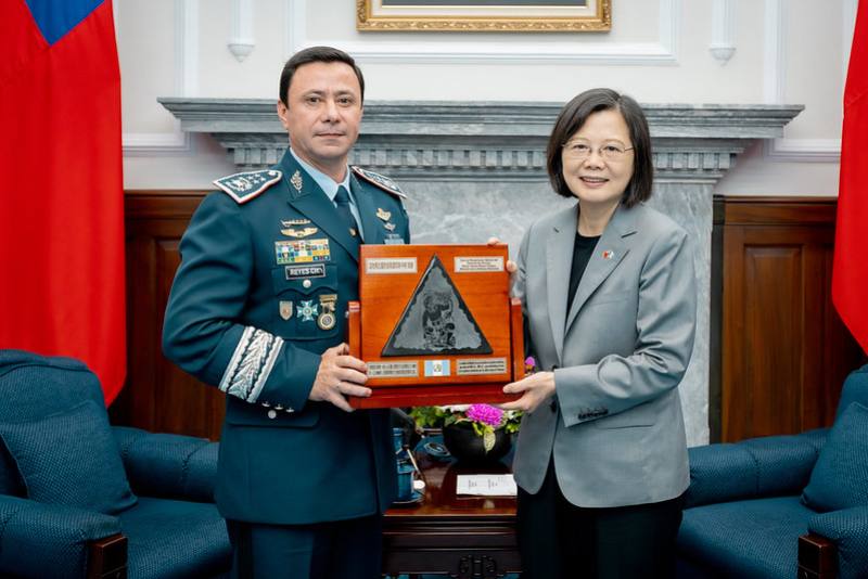 Minister of Defense Henry Yovani Reyes Chigua of the Republic of Guatemala presents President Tsai Ing-wen with a gift.