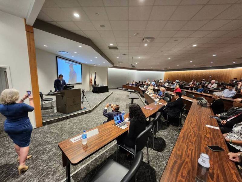 駐亞特蘭大辦事處27日聯合南卡羅來納大學吳克研究中心，以「台灣半導體與全球安全」為題舉辦研討會，邀請「晶片戰爭」作者米勒、台灣半導體研究中心主任侯拓宏等講者，辦事處處長王翼龍（台上）也應邀出席致詞。（駐亞特蘭大辦事處提供）