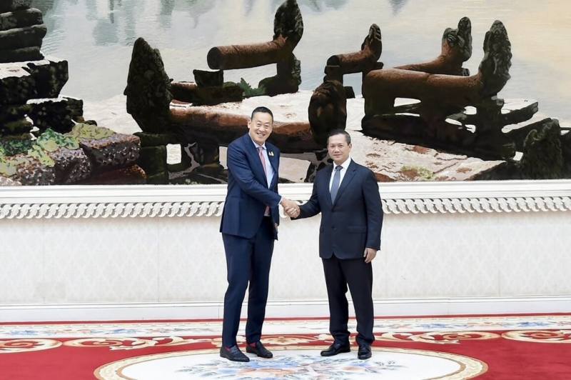 泰國新任總理賽塔（左）28日出訪柬埔寨，並和柬埔寨新任總理洪馬內（右）會面，討論如何促進貿易、觀光、投資和邊境發展等。（泰國總理府提供）