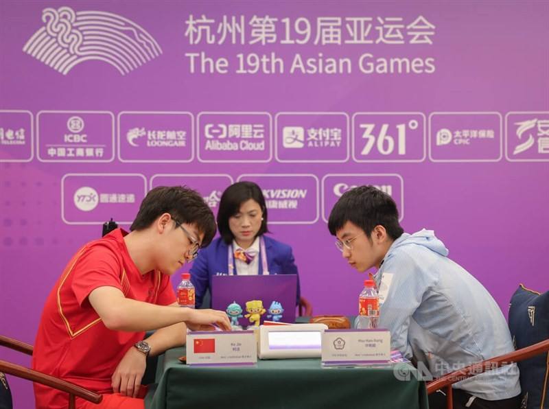 Taiwanese Go player Hsu Hao-hung (right) plays against Ke Jie of China (left) during the men's individual final at the Asian Games in Hangzhou, China on Thursday. CNA photo Sept. 28, 2023