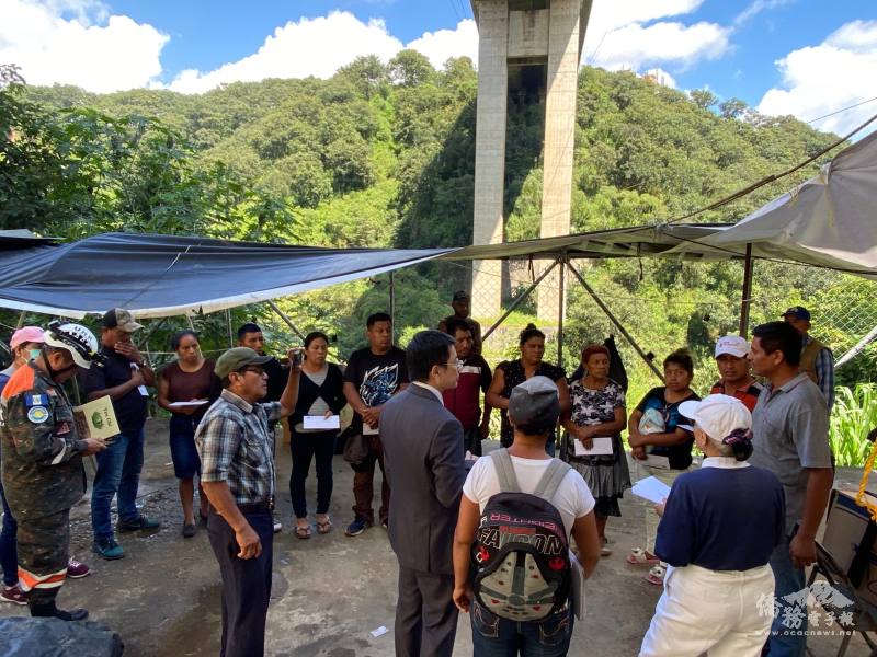 董僑務秘書偕慈濟志工現場勘災