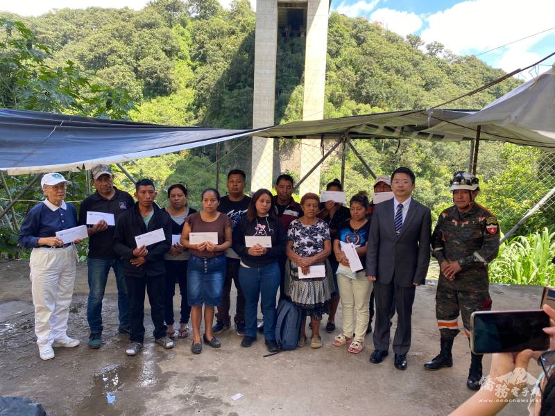 發放緊急生活費給當地災民