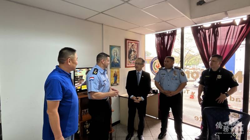 杜德光(左一)長期關心警察福利