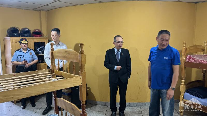 陳奕綸(左)、張俊彬(中)與杜德光(右)了解目前觀光警察局環境現況