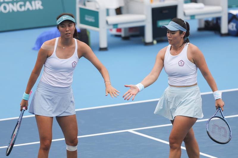台灣網壇姊妹花「詹家姊妹」詹詠然（右）、詹皓晴（左）28日聯手出擊，在杭州亞運女雙4強賽拿勝晉級，冠軍戰將上演台灣內戰。