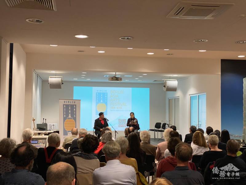 柏林亞洲藝術節策展人Martin Jankowski（左）藝術家鄒永珊（右）於駐德代表處文化廳朗讀鄒永珊最新出版小說《萬福瑪麗亞》