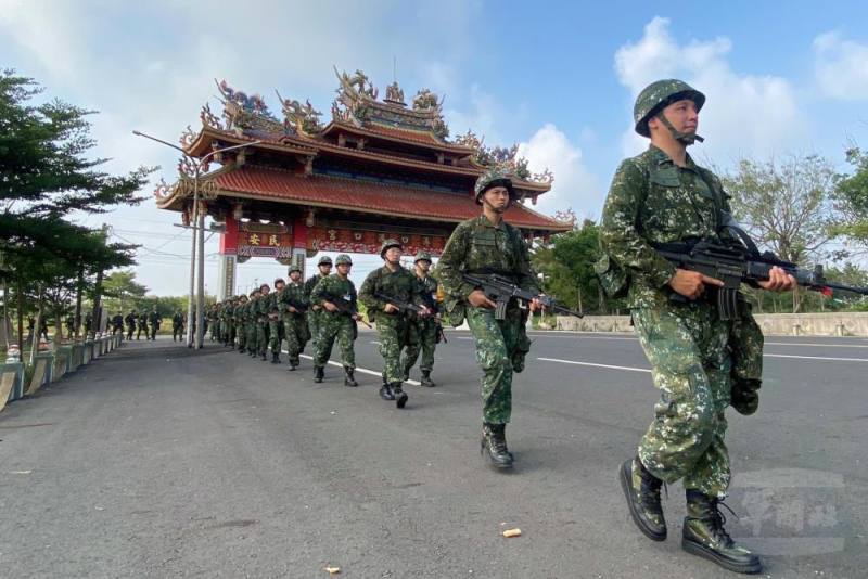陸軍步兵257旅步3營召員日前實施10公里戰術行軍訓練課程。（陸軍第十軍團提供）