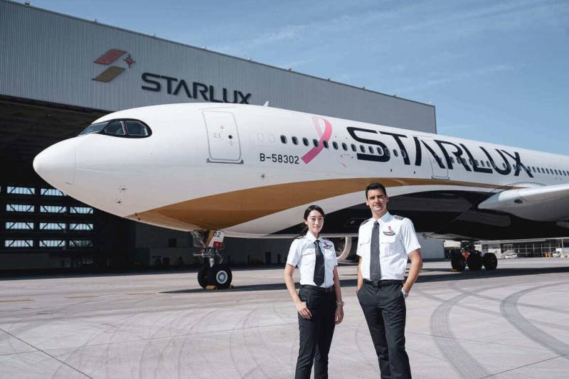 星宇航空表示，星宇首架彩繪機響應粉紅絲帶乳癌防治活動，29日起至10月31日這架彩繪機將繫上標誌性的粉紅絲帶翱翔天際，盼喚起大家對乳癌防治的重視。（星宇航空提供）