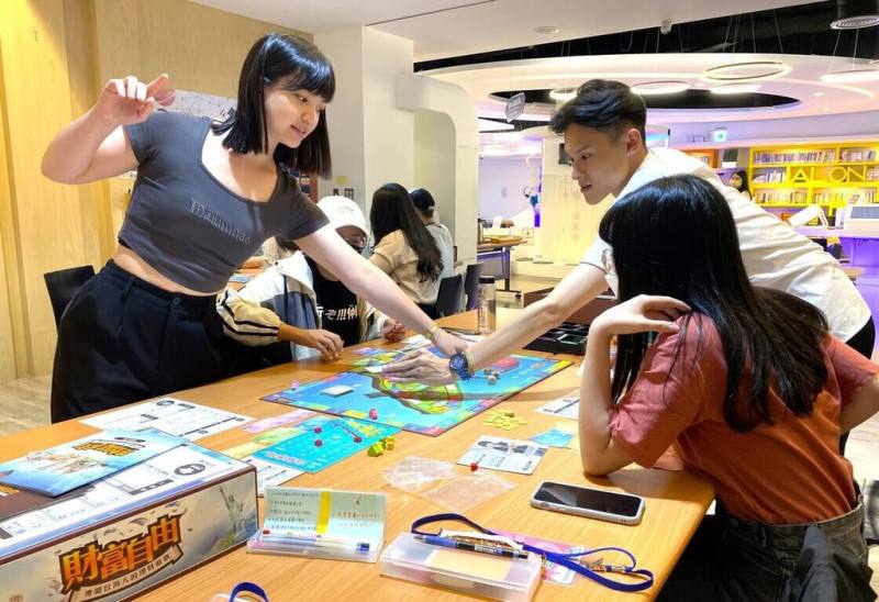 為幫助青年建立理財觀，勞動部勞動力發展署北分署青年職涯發展中心諮詢師藉由「財富自由」桌遊，以遊戲的方式，帶領青年釐清金錢觀念，設定職涯目標。（勞動部勞動力發展署北分署提供）