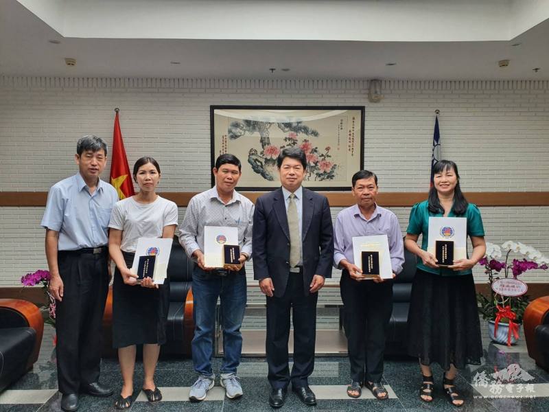 越南海外僑民學校教師獎勵頒獎