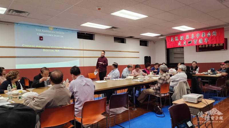 波士頓華埠退伍軍人會會長司徒文信在中華公所董事大會中做簡報，說明該會希望建造華裔退伍軍人紀念碑。