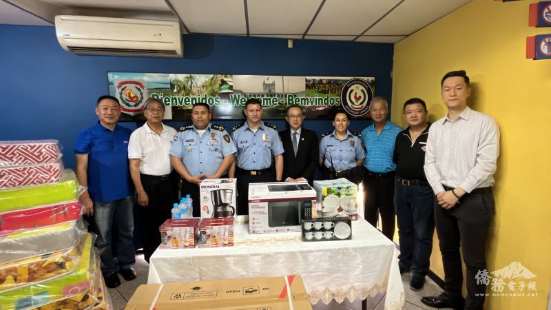 杜德光(左一)、加馬拉(左三)、張俊彬(左四)與出席僑領(右起陳奕綸、劉明峯、江昭萱、江順昌(左二)、警察同仁合影