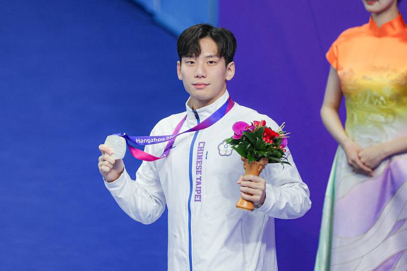 「台灣蝶王」王冠閎（圖）29日在杭州亞運游泳男子200公尺蝶式決賽摘銀，他賽後透露，家人今天出發去日本玩，媽媽賽前跟他說「寶貝加油，媽媽要去買精品包了」，儘管是簡單一句話，卻讓他感到心情放鬆；奪牌後，他也直呼，「一切都很值得」。