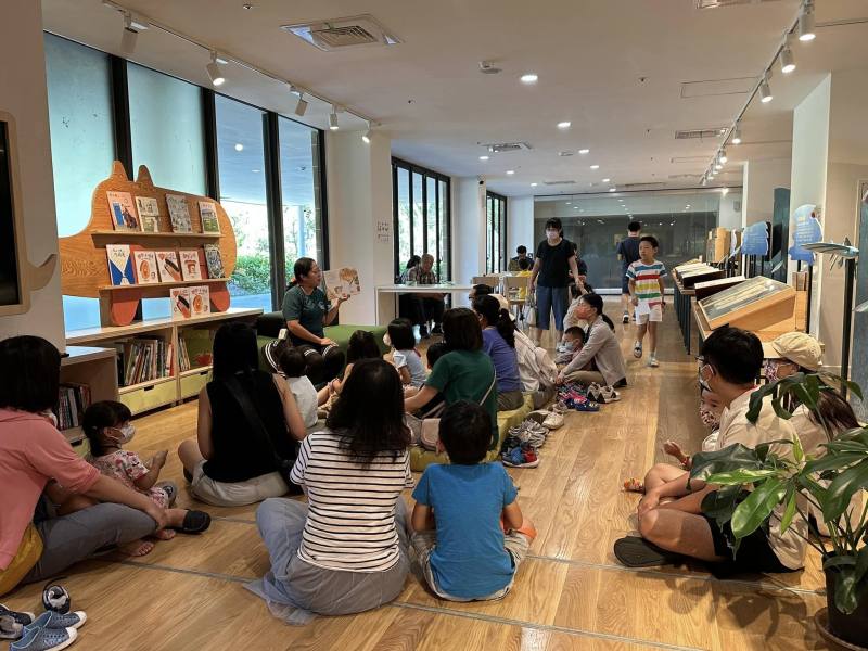 史前館與種子樹屋合作，精心挑選主題繪本，特別在中秋佳節安排品格教育繪本故事活動。