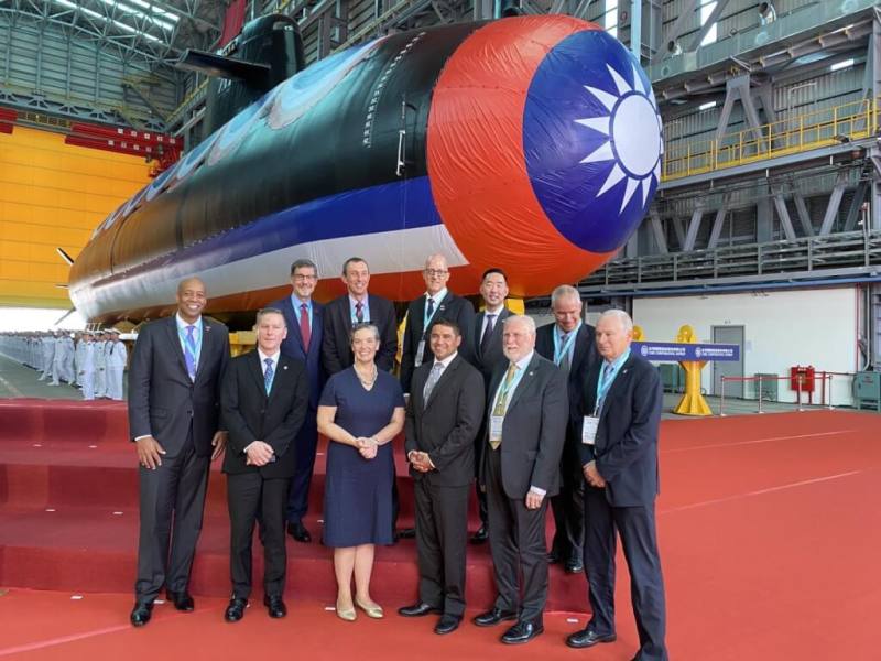 首艘國造潛艦海鯤艦28日在高雄舉行命名暨下水典禮，美國在台協會處長孫曉雅（前左2）受邀觀禮。（圖取自facebook.com/AIT.Social.Media）