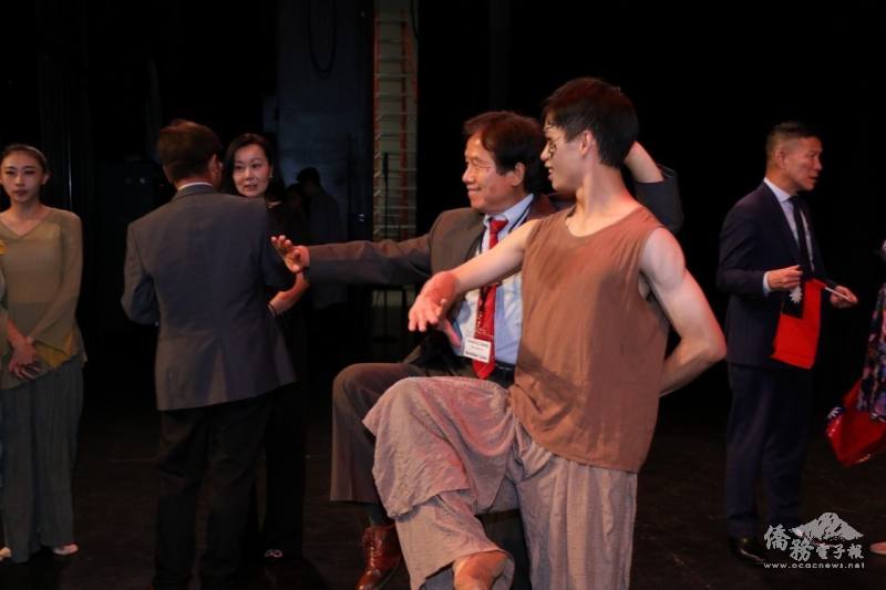 團員與僑胞互動切磋