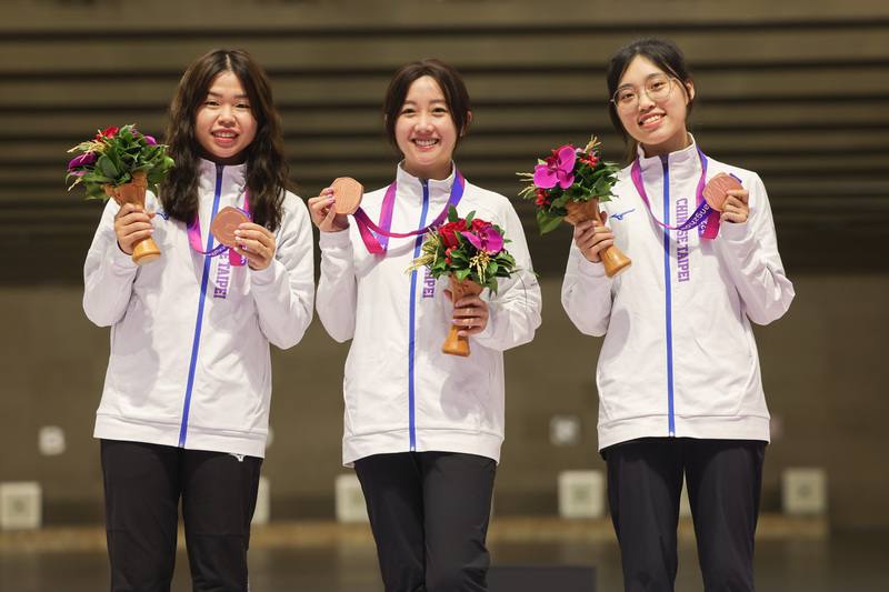 台灣射擊女團吳佳穎（中）、余艾玟（左）、劉恆妤（右）29日在杭州亞運女子10公尺空氣手槍資格賽暨團體決賽合力繳出1723分，拿下銅牌，射擊首面獎牌開張。