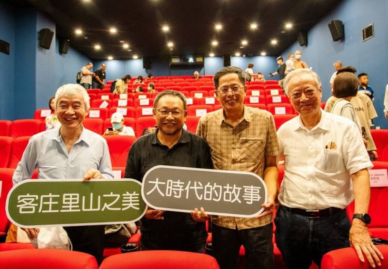 客家委員會耗時3年製作推出「桐花紀錄片－花若盛開」，29日在新北市板橋區放映，陽明海運獨立董事賀陳旦（前左起）、導演邱銘源、生態作家劉克襄、看見．齊柏林基金會董事長歐晉德等人出席觀影。（春雷創意提供）