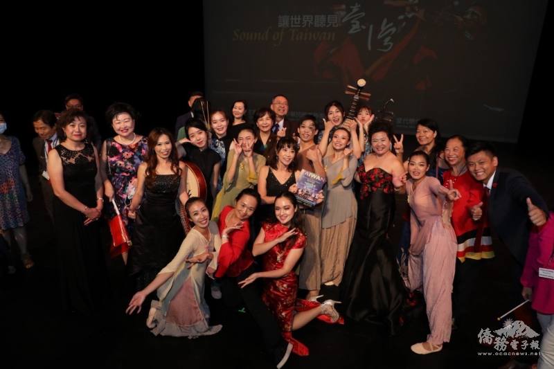 活動結束後團員與僑胞互動熱烈