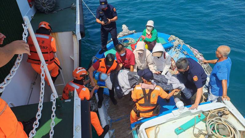 澎湖縣望安鄉將軍嶼88歲葉姓長者30日疑心肌梗塞發作，由村民先以漁船載送至將軍港外後，再交海巡艦艇接駁，緊急將人送往馬公就醫。（澎湖海巡隊提供）