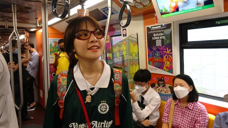 應觀光署曼谷辦事處邀請，泰國插畫家Yeedin用她充滿童趣的筆觸，設計了一套曼谷天鐵（BTS）的小熊情侶遊台灣插畫。