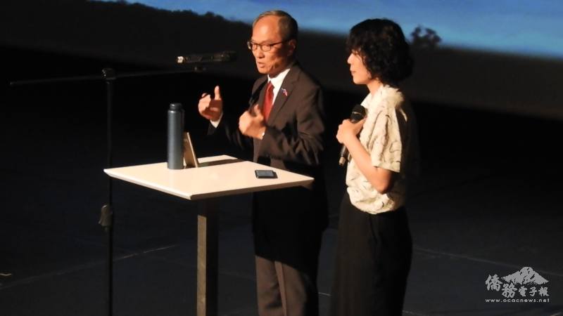 訪問團團長吳新興致詞