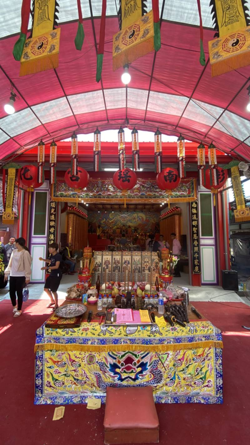 彰化南瑤宮因木結構損壞嚴重須整修，廟方1日上午舉行出火安座科儀，恭迎開基三媽等41尊主祀神明，繞行南瑤路、中山路及四維路等道路後進入臨時行宮，約在中午12時完成安座大典。