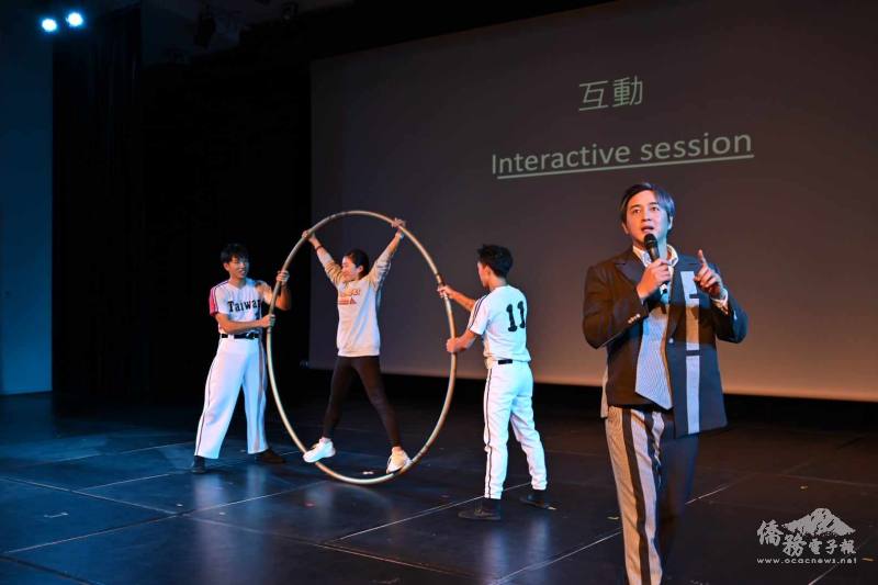 福爾摩沙馬戲團與觀眾進行大鐵環體驗互動