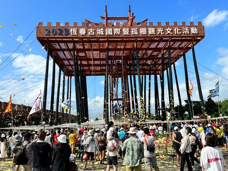 2023屏東恆春搶孤活動原訂中元節舉行，因颱風攪局停辦，但參賽選手始終躍躍欲試，後續改由鎮內福德宮接辦祈福友誼賽，1日熱鬧登場。