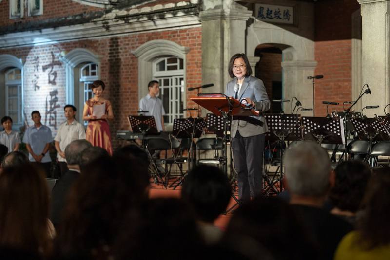 蔡英文總統30日晚間前往臺南出席「黃家古厝26週年中秋音樂會」