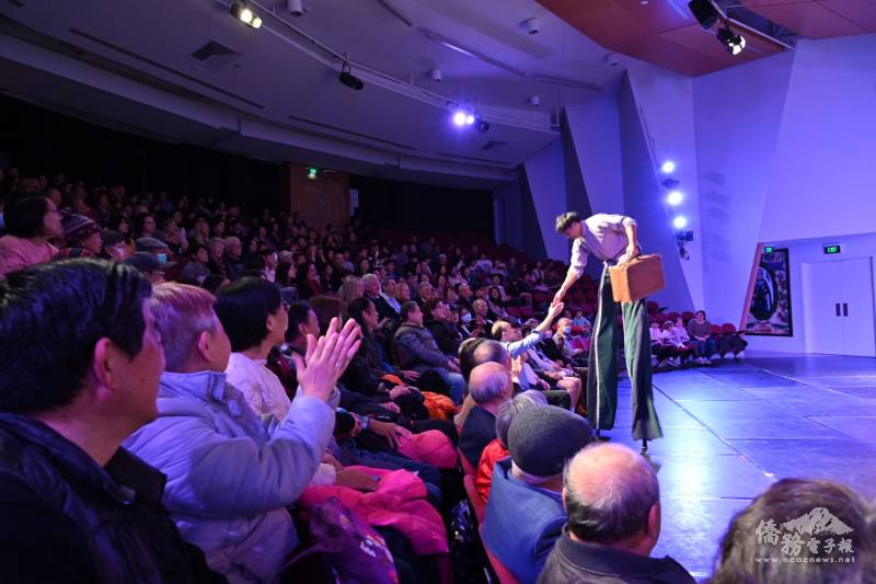 福爾摩沙馬戲團與觀眾互動