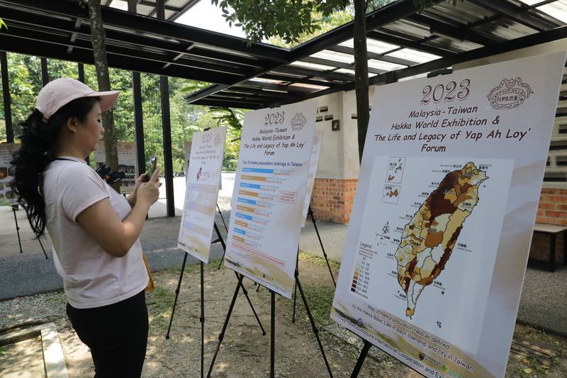 馬來亞大學、文藻外語大學1日舉辦「馬來西亞-台灣客家世界文物展暨葉亞來生平及文化遺產論壇」，並展示台灣客家文化。