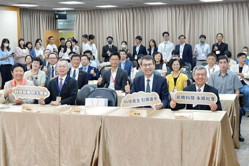 「科技、民主與社會研究中心開幕啟動儀式」大合影