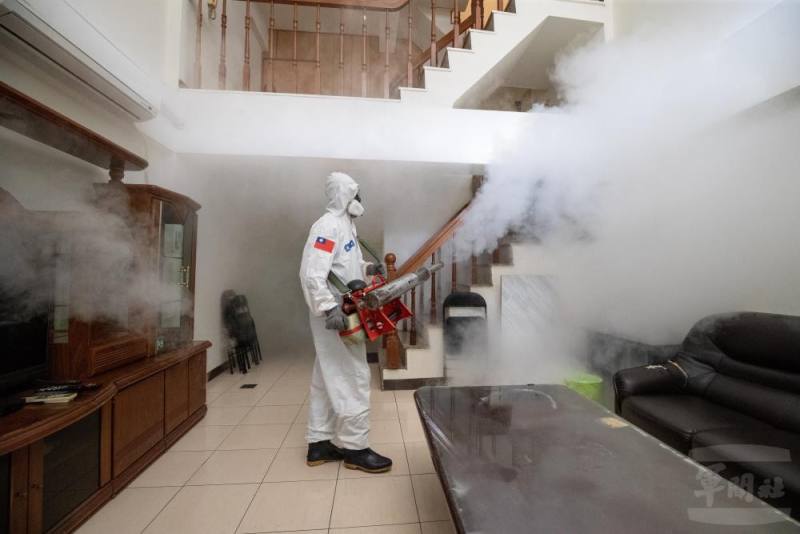 陸軍39化學兵群投入臺南市病媒蚊消毒任務。