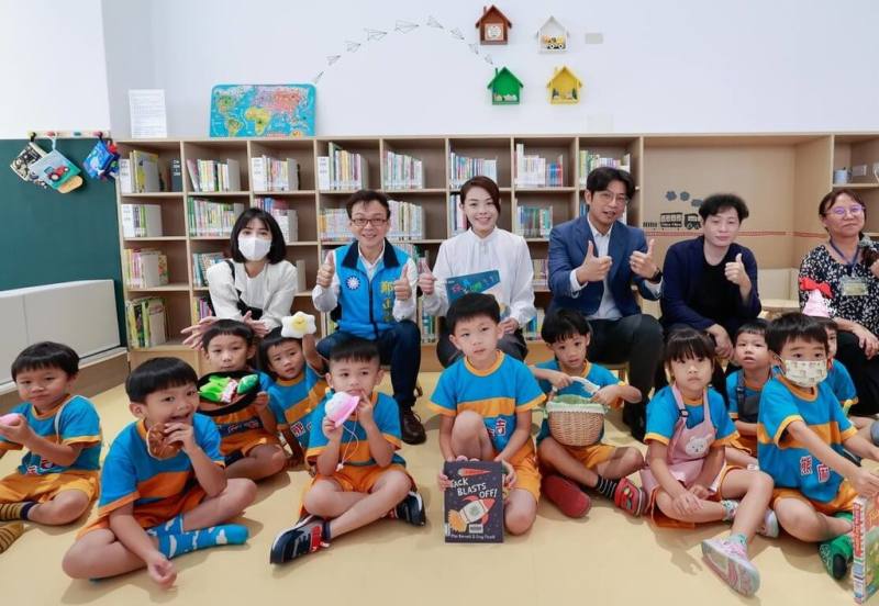 新竹市圖書館第8座分館關東分館2日啟用，空間設計及館藏以客家文化為主，也提供文化體驗場所，客委會副主委周江杰（後右3）表示，客委會挹注此圖書館計畫，打造客家主題圖書館，推廣客家文化。（新竹市政府提供）