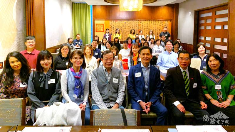 部分出席教師節餐會者合影。 前排右起黃蕭惠媛、駐波士頓辦事處副處長施維鈞、處長廖朝宏、中研院院士黃正德、教育組組長黃薳玉等人