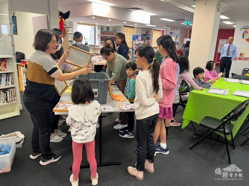 老師吳淑均介紹手工造紙