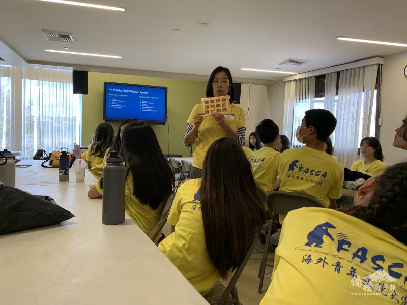 林幸儀老師(站立者)講解演講技巧