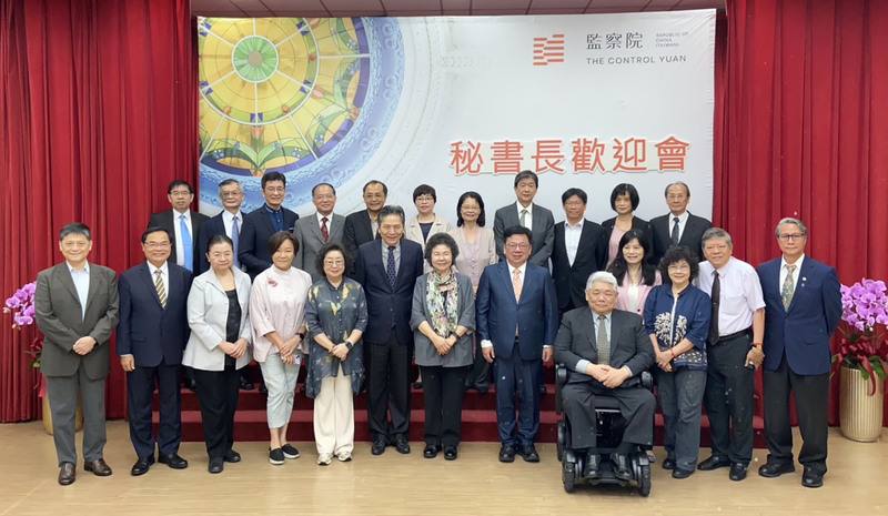 監察院2日上午舉行新任秘書長李俊俋（前排右5）歡迎會，監察院長陳菊（前排左7）、監察院副院長李鴻鈞（前排左6）及監委們會後共同合影。