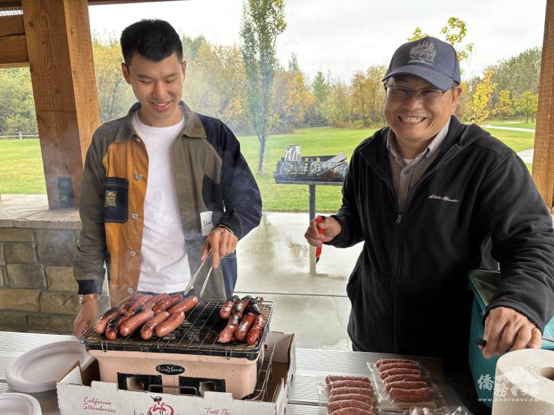 努力烤香腸的工作人員