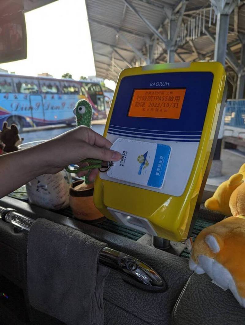 為促進跨領域學術交流、厚實跨域研究基礎，政治大學於112學年開設全新校選修課程「知識與實踐：政大傑出研究學者講座」，安排13名不同院系的傑出學者以科普方式分享研究成果，厚植學生研究能力。（政治大學提供）