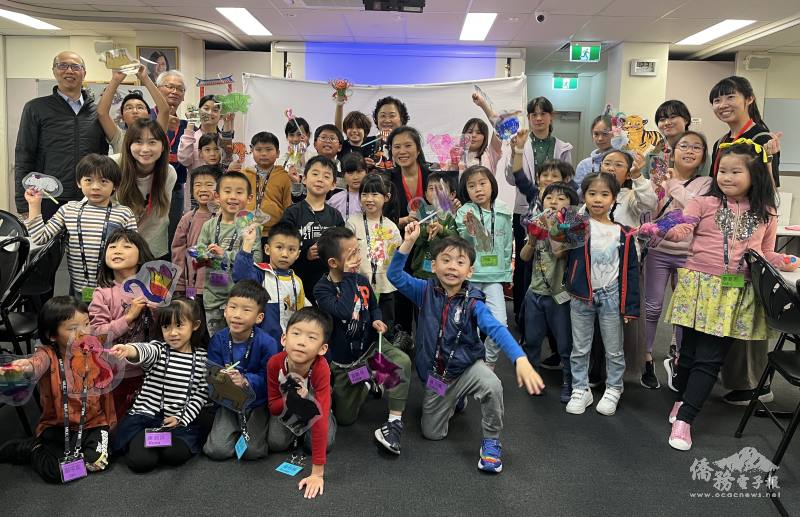 皮影戲課程學生作品展示合影